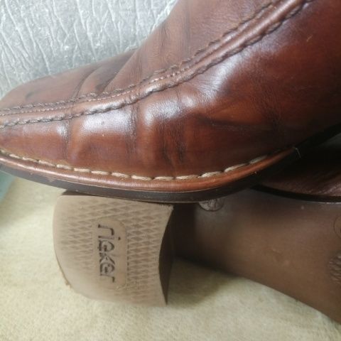 Ghete de damă marca germană Rieker. Au mărimea 36 și sunt imblanite.