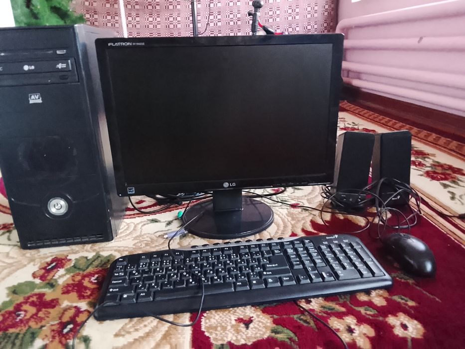 Продаю рабочий компьютер продаю за это бонус один клавиатура
