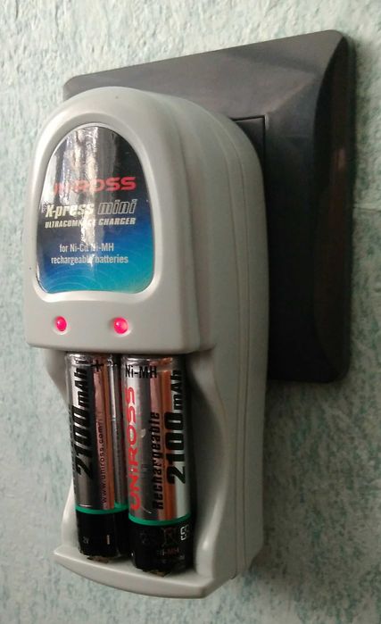 Зарядно за батерии тип АА и ААА.