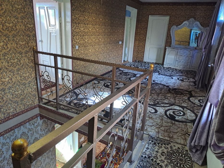 Hovli uy sotiladi 2 etaj 6 sotix