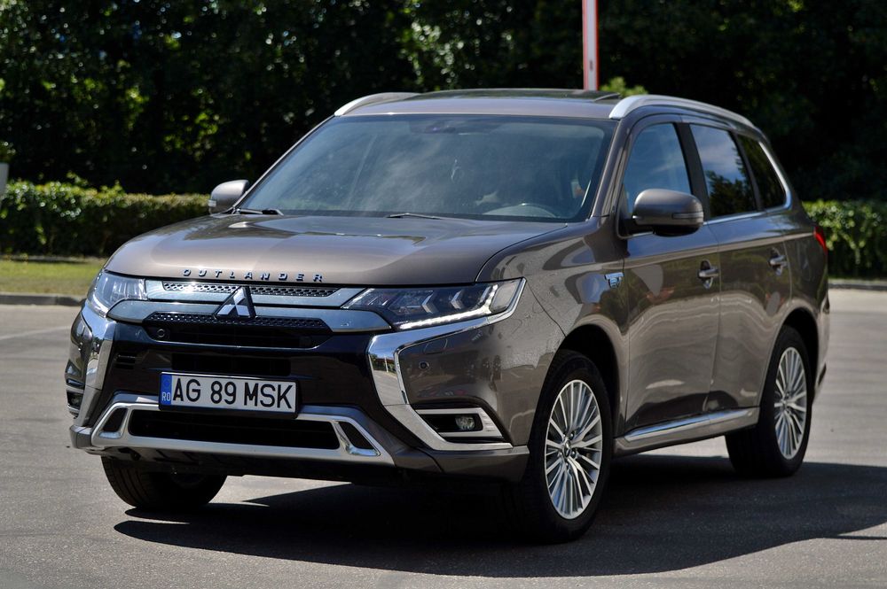 Mitsubishi Outlander PHEV hibrid ,An 2019, Instyle,Volan încălzit