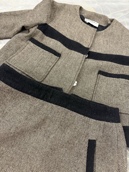 Костюмы юбочные.