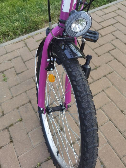 Vând doua biciclete roz și roșie fete și băieți roti 20 și 24