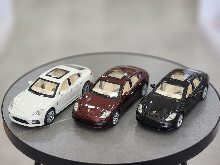 Porsche Panamera 1:24 o'yinchoq mashina