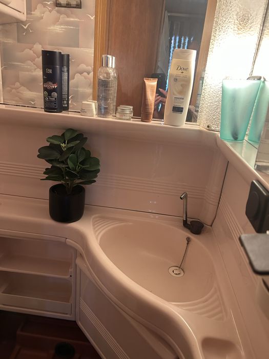 Продавам позиционирана каравана на яз. Искър