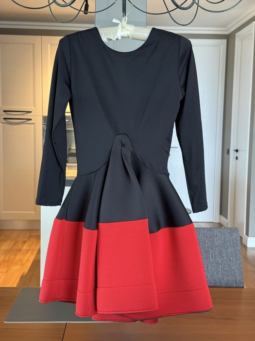 Рокля с гол гръб