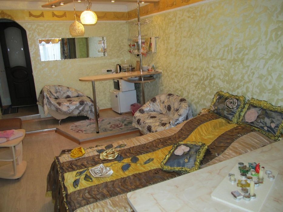 Люксовые номера посуточно. Wi-Fi. Фисташковый.