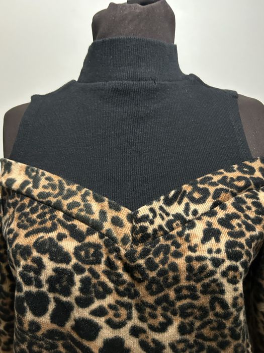 Елегантна дамска блуза с ефектен леопардов десен.