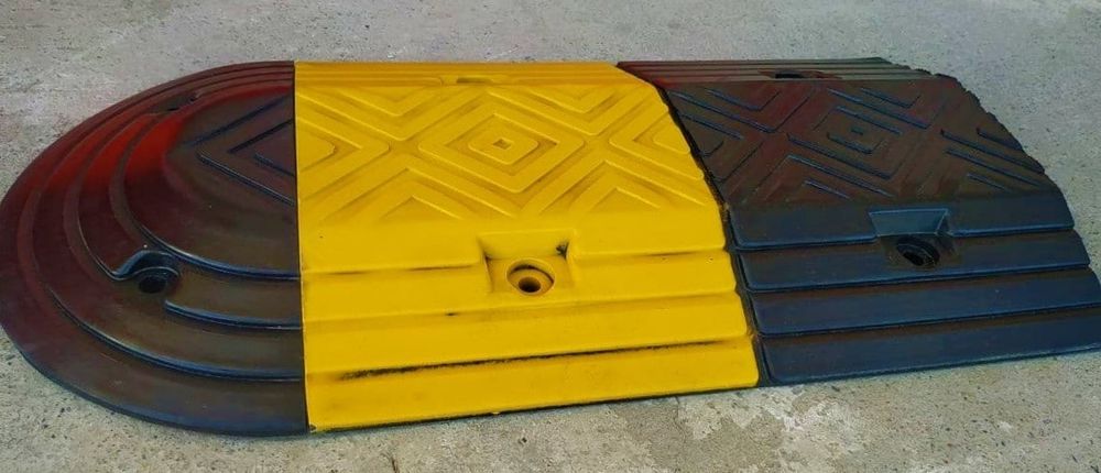 Шлагбаум, антипарковки и лежачий полицейские