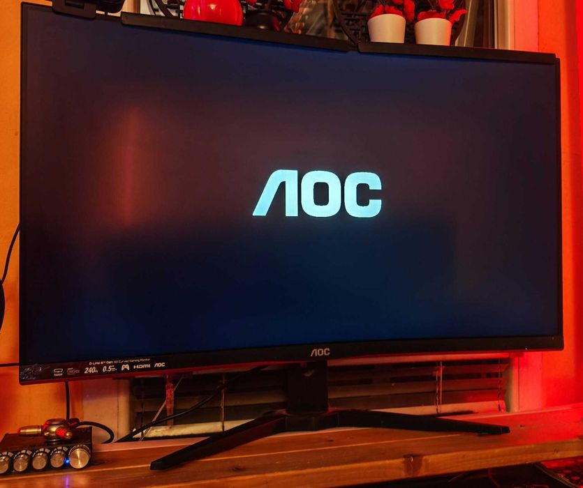Гейминг монитор AOC 32" с извит екран, 240 Hz
