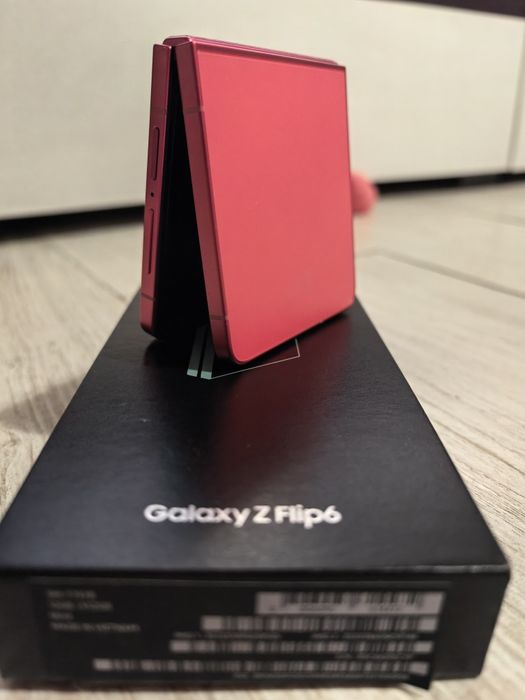 Samsung Galaxy Z Flip7 512GB Dual SIM — КАТО НОВ + ПЪЛЕН ПАКЕТ АКСЕСОАРИ!