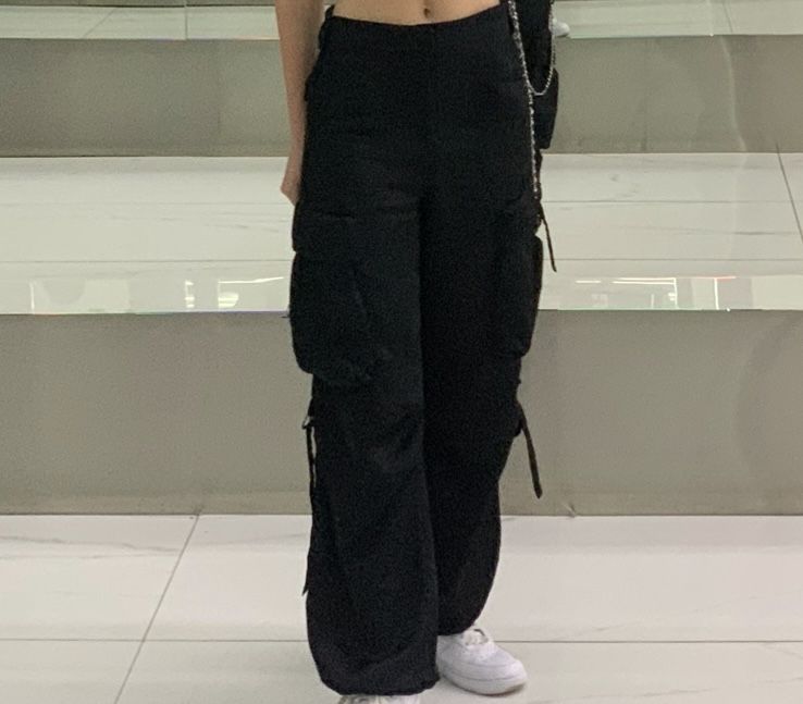 Pantaloni cargo satinati Zara