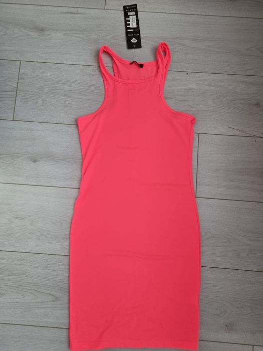 Розова рокля по тялото