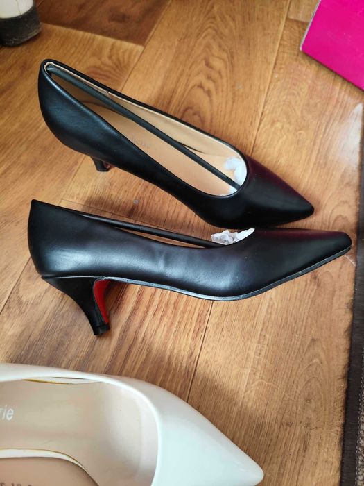 Дамски обувки с нисък ток.