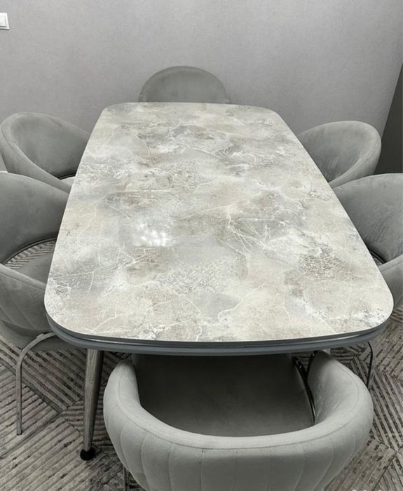 Стол и шесть сульев