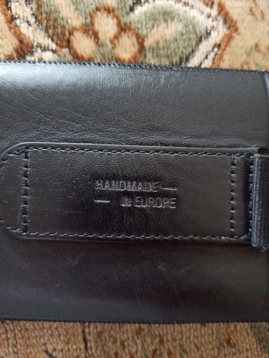 Чехол под телефон фирмы Bugatti