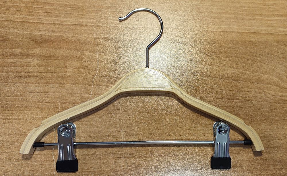 Дървени закачалки с щипки за детски дрехи