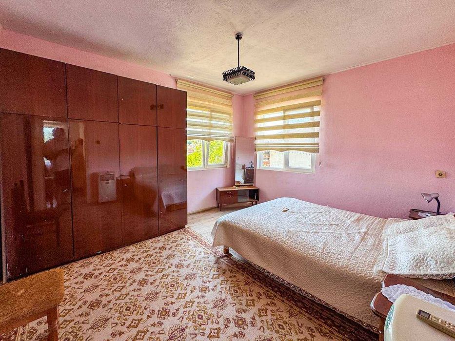 Двуетажна къща с двор в центъра на град Средец, област Бургас