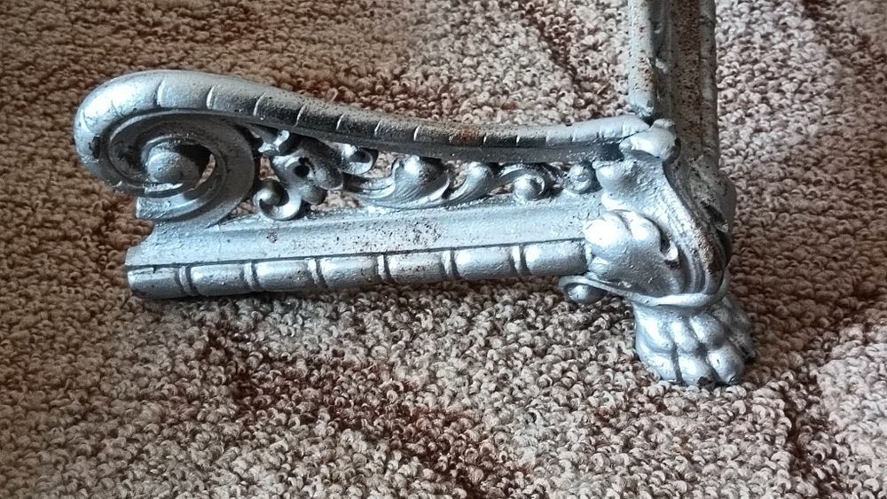 Cadru cenușar vechi din fier turnat pentru teracotă sau șemineu