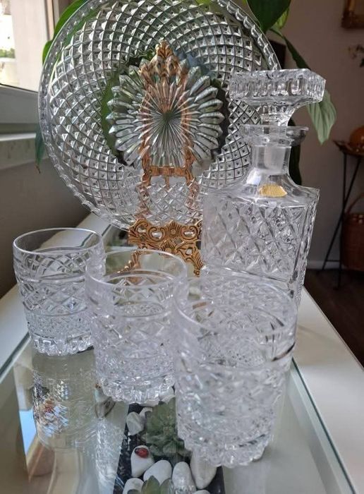 Гарафа с три чаши и плато