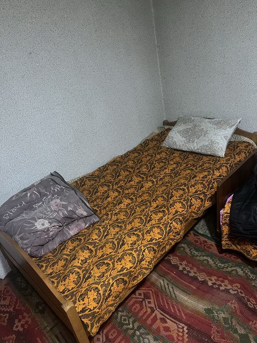 Дървено легло с дунапрен