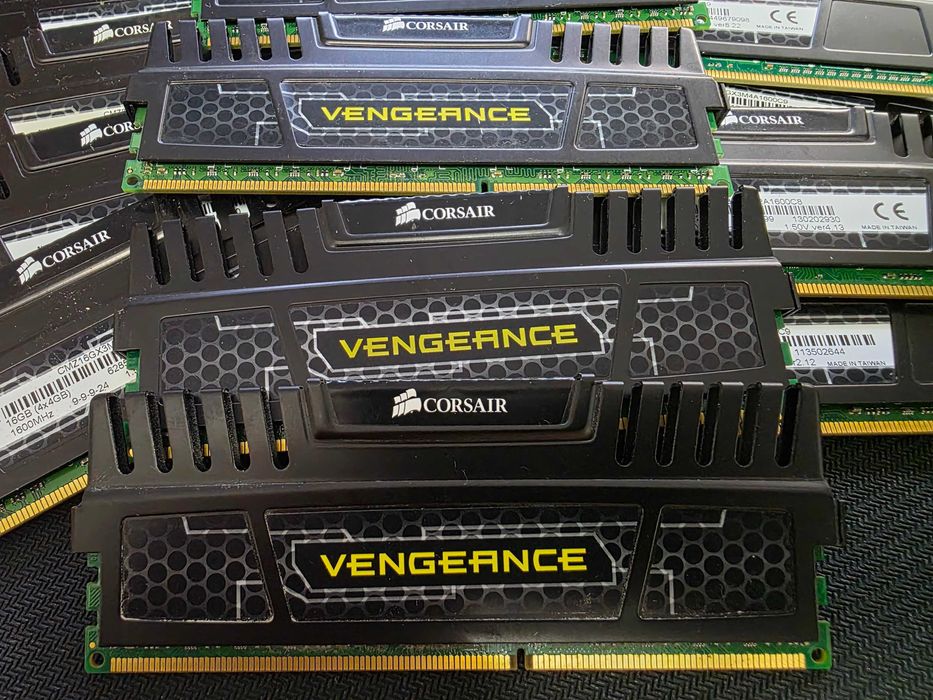 Memorie 4GB DDR3 1600MHz Corsair Vengeance CMZ8GX3M2A1600C9