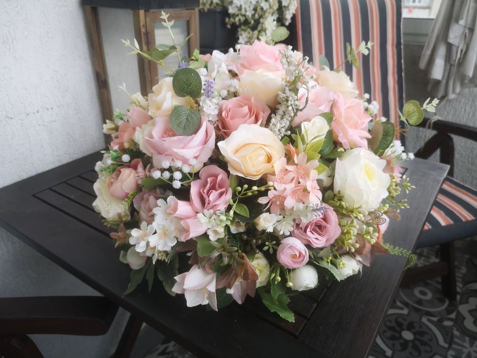 Аранжировки за маса от изкуствени цветя