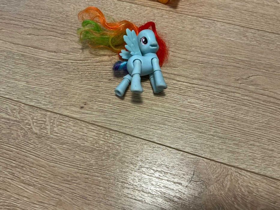 Păpuși Barbie și figurine de ponei de vânzare!