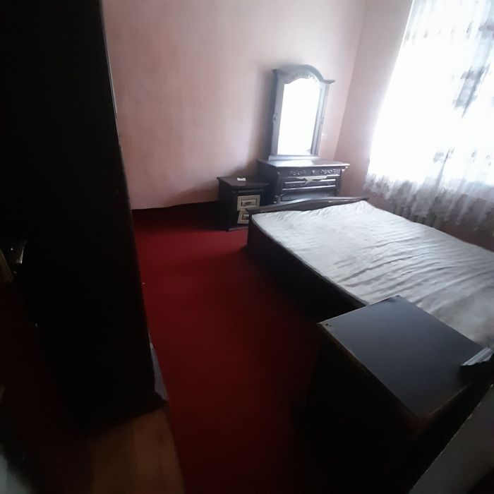 5 мкр, Сомийда 3 хонали квартира сотилади, 1 этаж, 4 этажли гиштли уй.