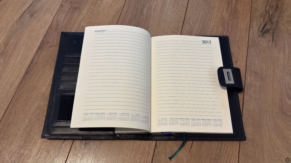 Agendă Petrom – copertă tip piele, cu capsă și spațiu cărți de vizită