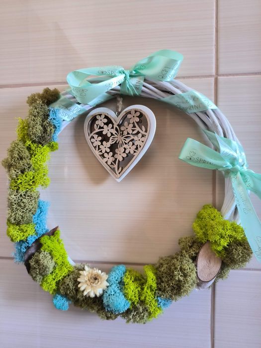 Coroniță alba  cu licheni colorati