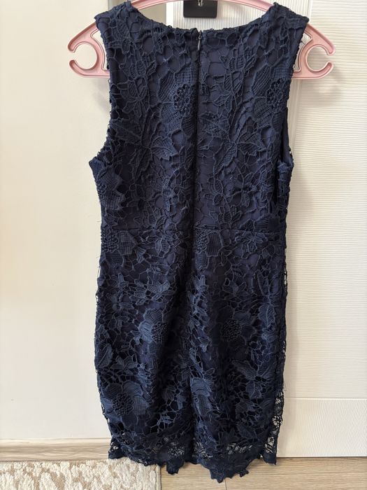 Тъмно синя рокля с дантела