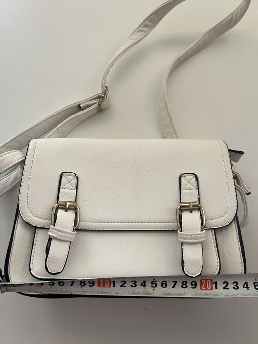 Бяла дамска чанта