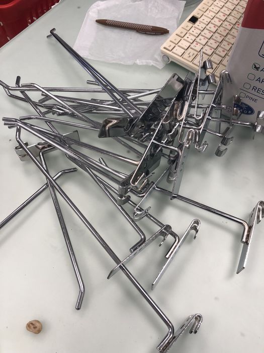 Метални стелажи бели