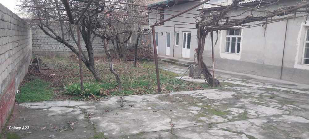 Уй сотилади срочно уй узимизни номимизда уртада одам йук