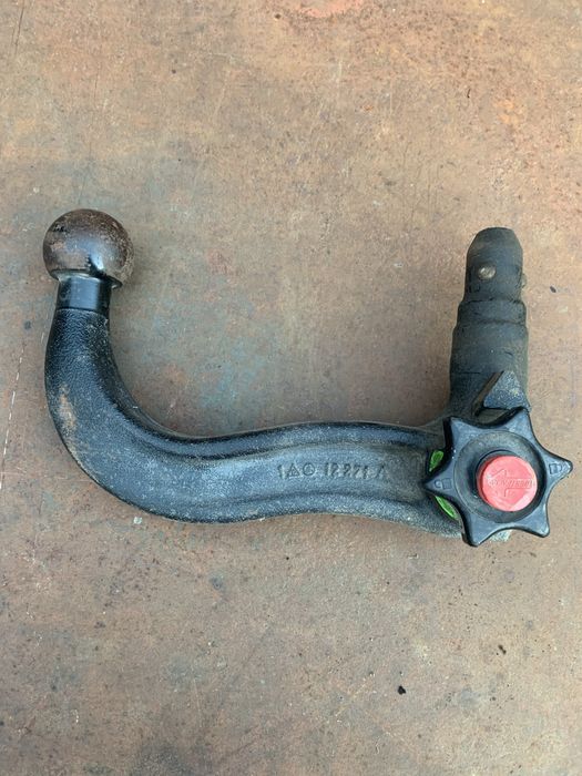 Vând- casetofon Auna si carlig de remorcare