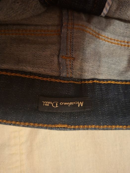 Vand o fusta de blugi