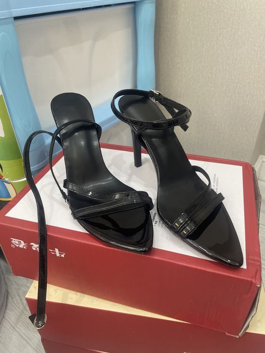 Новые чёрные туфли на каблуке