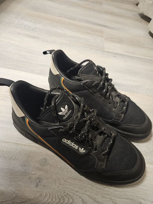 Adidasi adidas, purtați o singura data. Sunt cumpărați din Olanda.