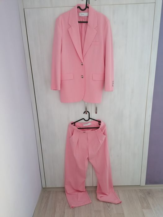 Розов костюм от Бершка, зелен от Зара с примес на лен