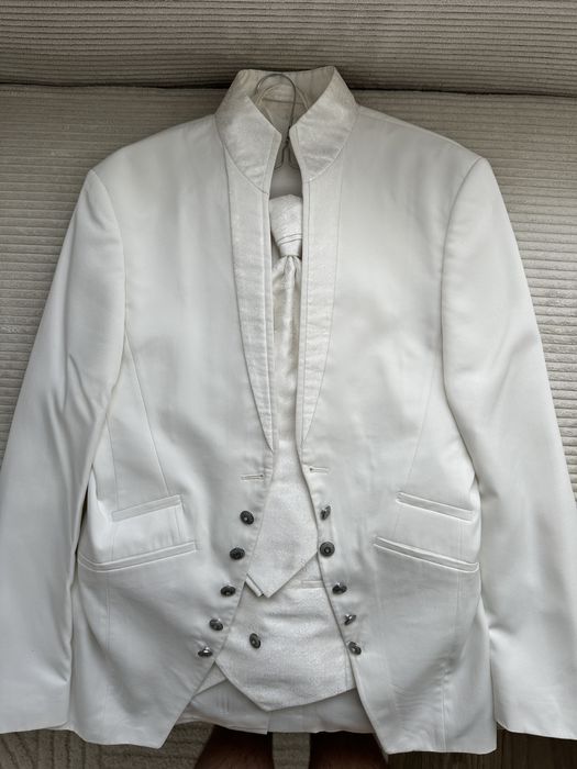 Costum mire alb cu pantaloni negri