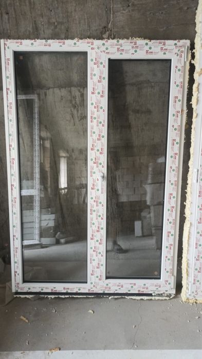 Продаются новые пластиковые окно и дверь.
