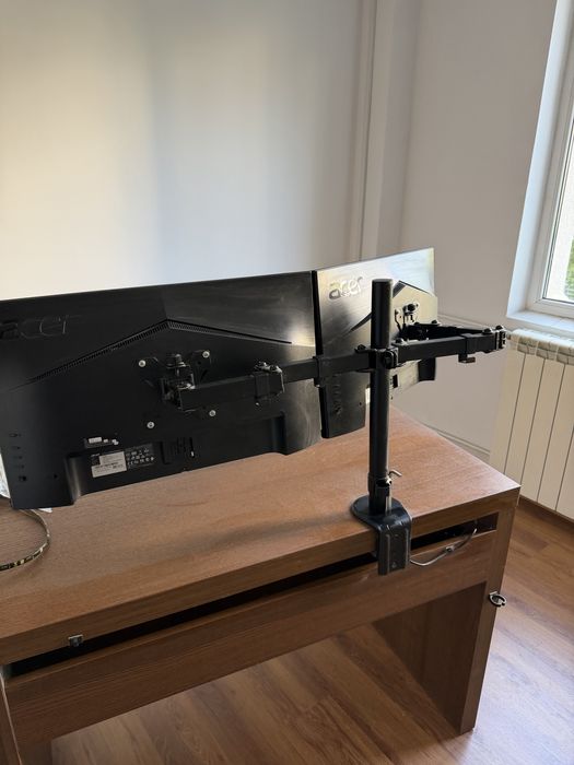 2 monitoare Acer + suport monitoare