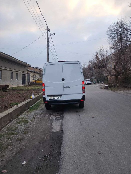 Mersedes yuktashish uchun