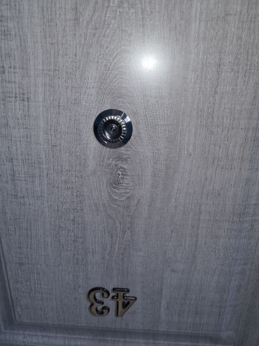 Продаётся металлическая входная дверь .