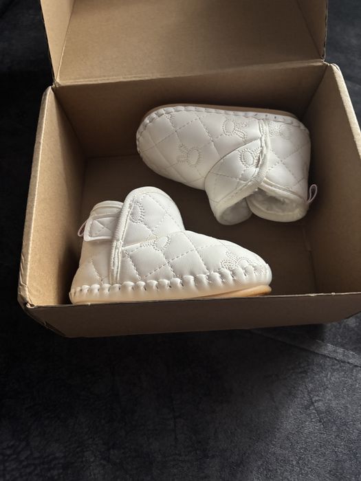 Продам детские ботиночки - пинетки на девочку.