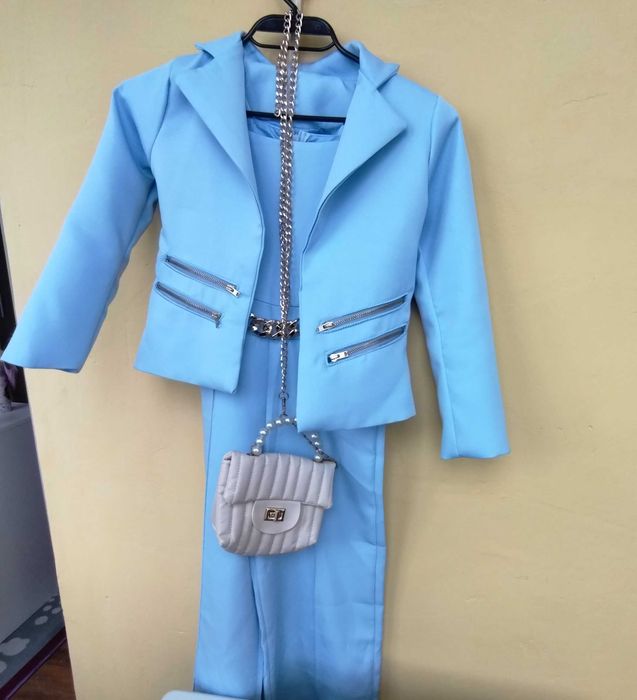 Модерен детски комплект от 4 части .