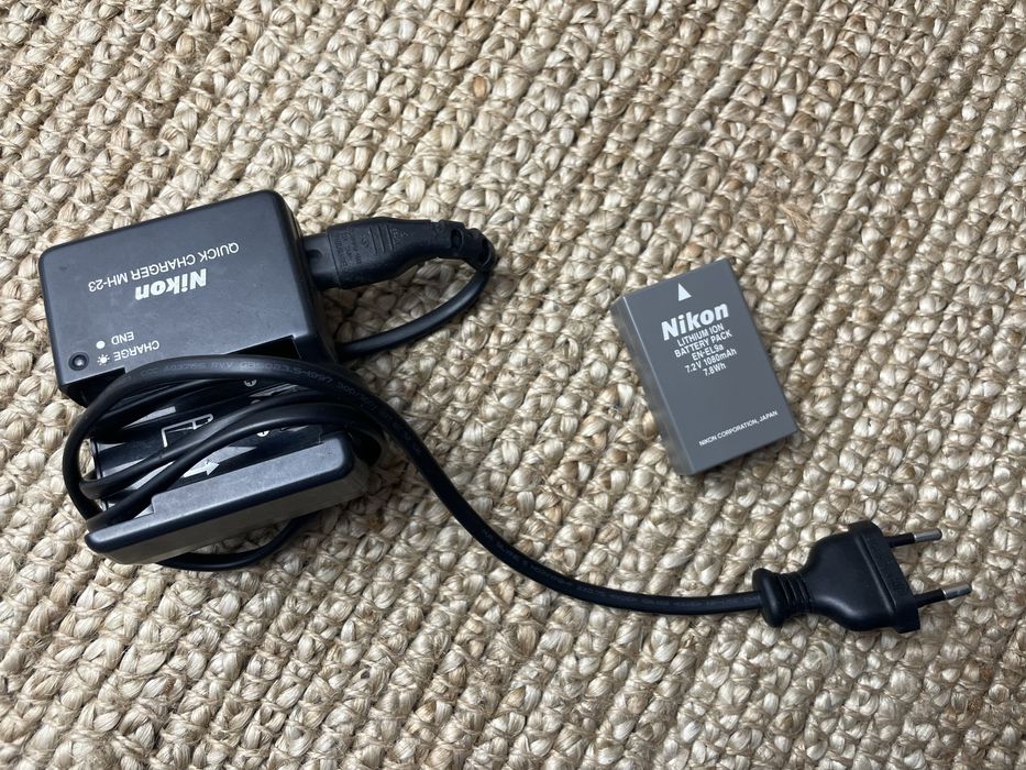 Aparat Foto Nikon D3000 + Obiectiv 18-55mm + Baterie + Încărcător