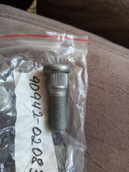 Продам шпильки для Ленд Крузер 200