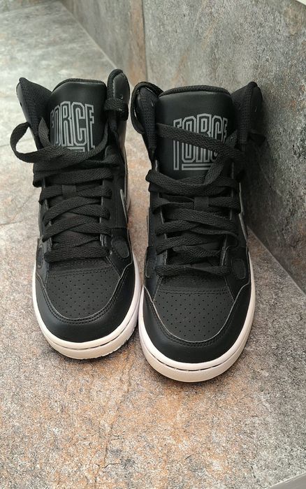 Adidași Nike noi fără eticheta